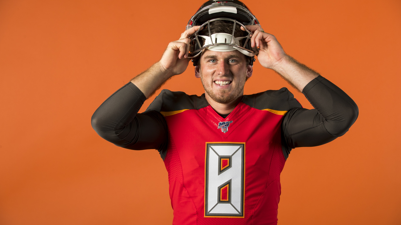 Защитник американского футбола Джош Маккоун в шлеме