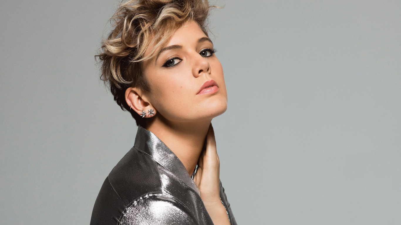 Австралийская актриса Betty Who на сером фоне