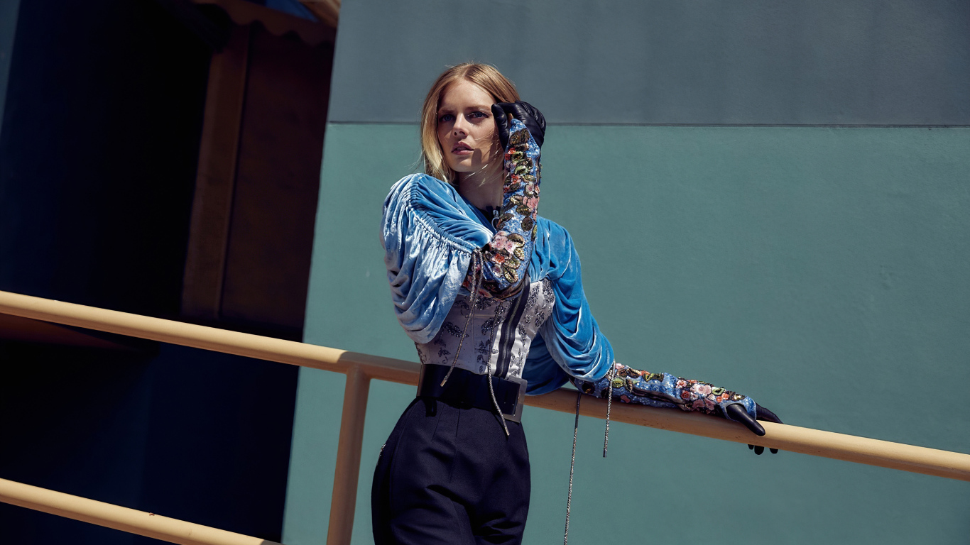 Австралийская актриса, модель Самара Уивинг в костюме