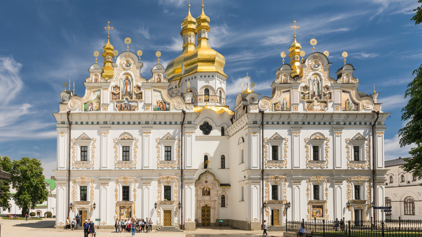Красивый Успенский Собор под голубым небом, Киев. Украина