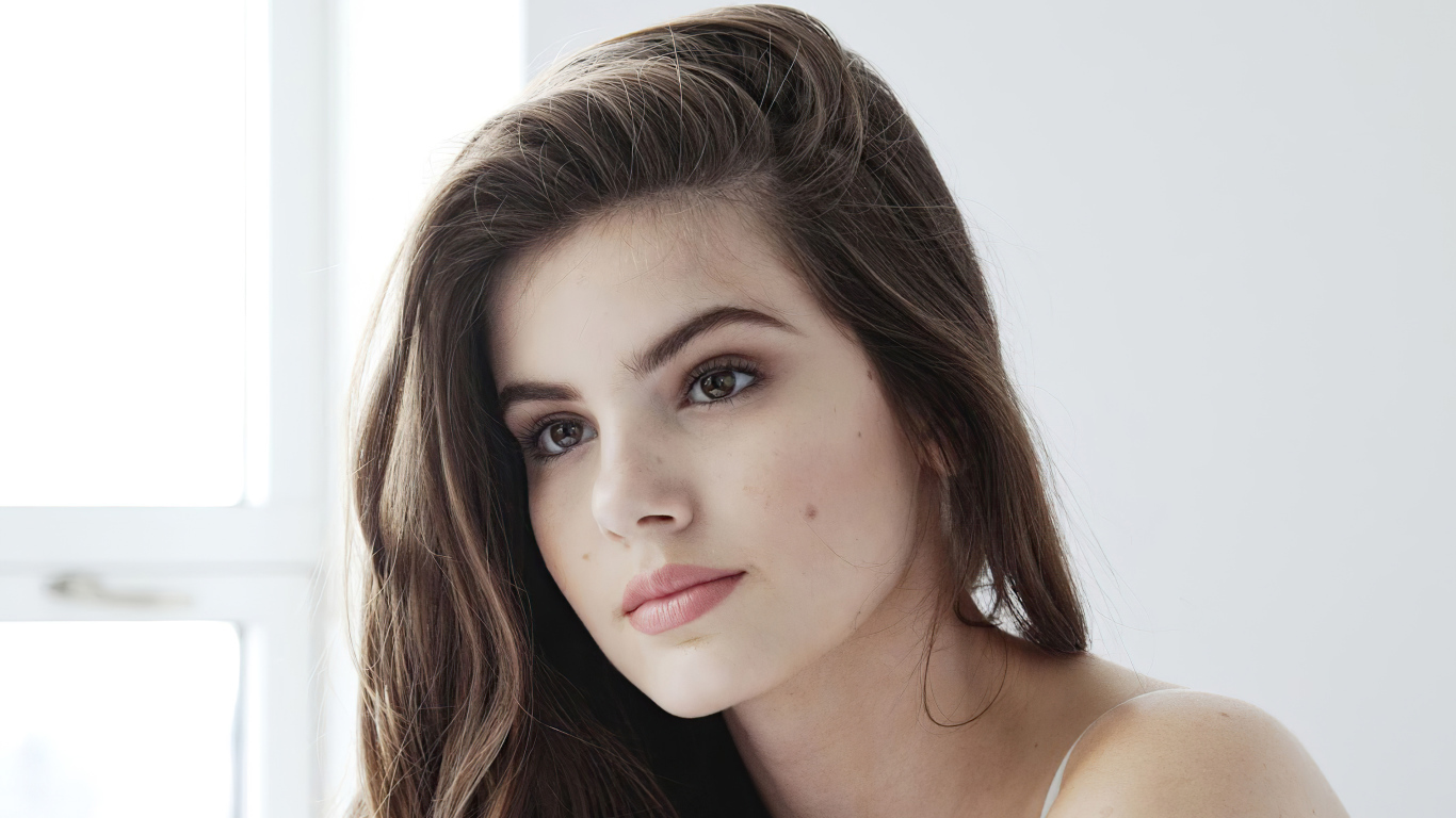 Красивая бразильская актриса Камила Кейроз лицо крупным планом