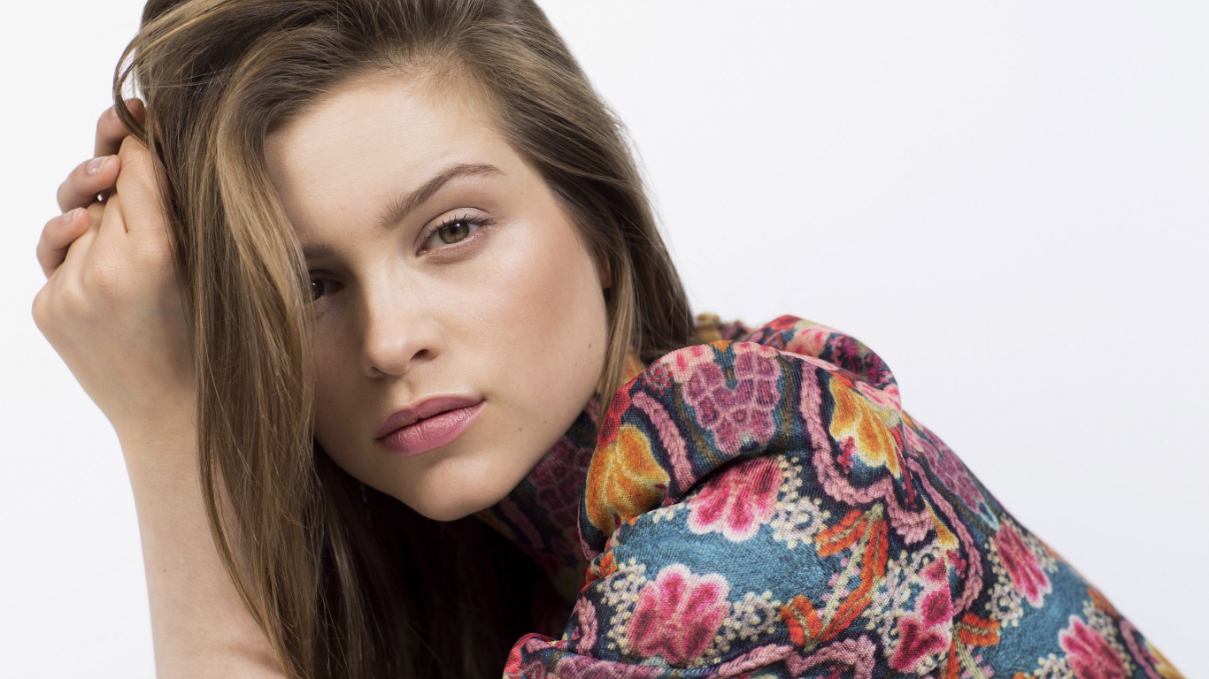 Красивая актриса Софи Куксон на белом фоне