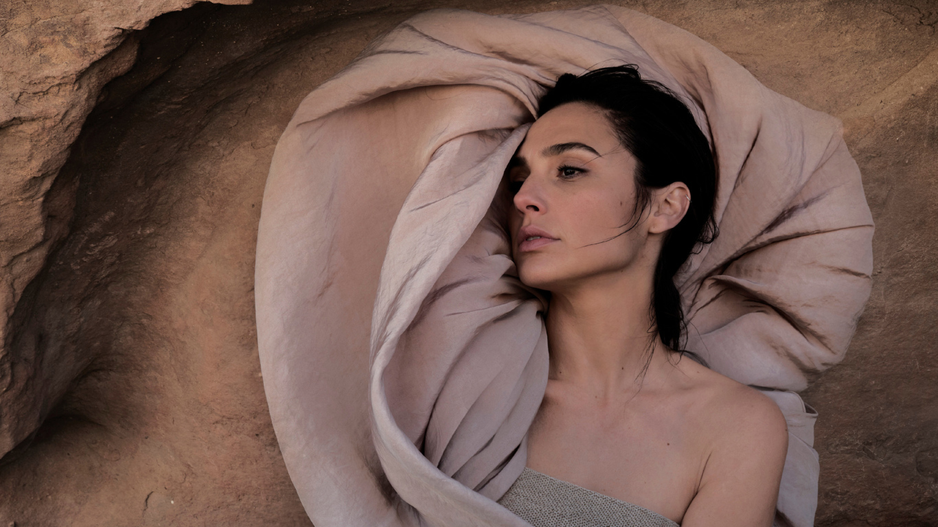 Красивая брюнетка, актриса Галь Гадот