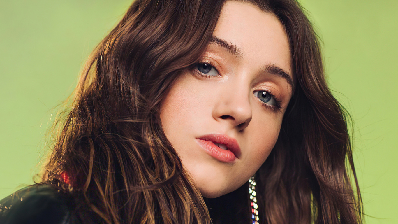 Красивая девушка  Наталия Дайер лицо крупным планом