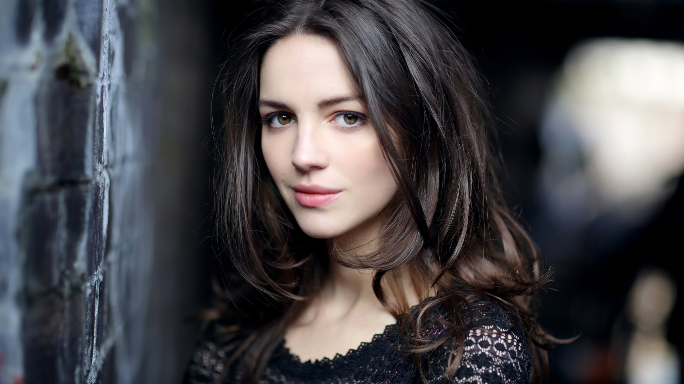 Красивая девушка актриса Элла Хант