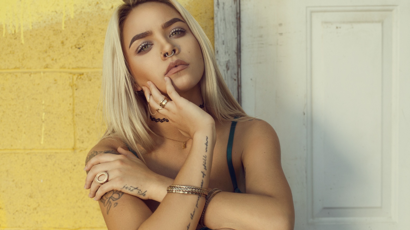 Красивая девушка с татуировками на руках 