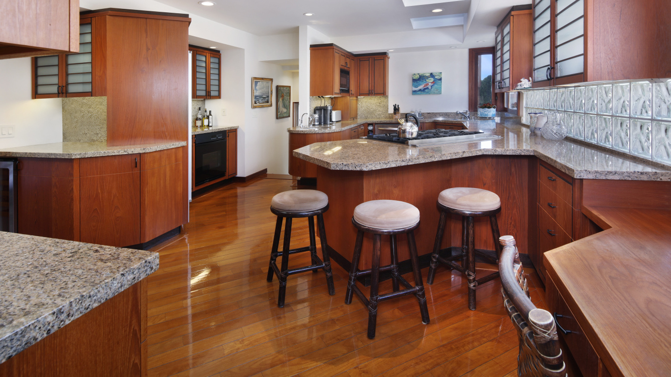 Красивая деревянная мебель в кухне 