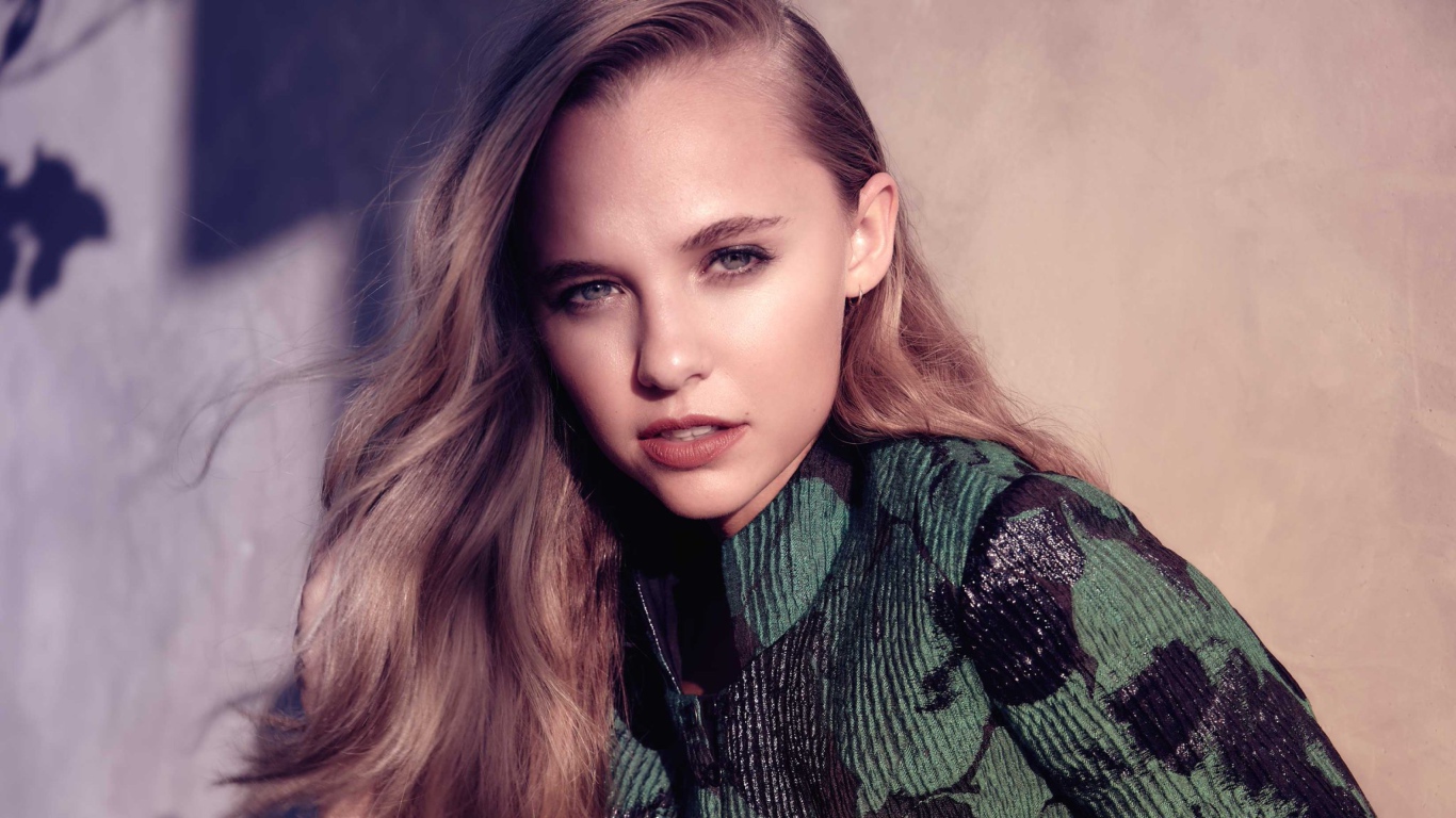 Красивая молодая девушка Мэдисон Айсмен с длинными волосами