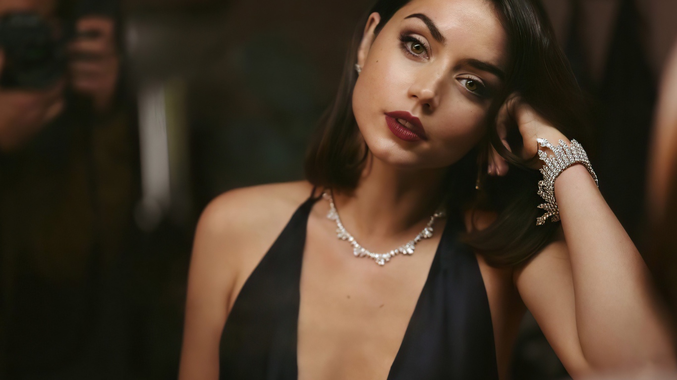 Кареглазая актриса Ана Де Армас в черном платье