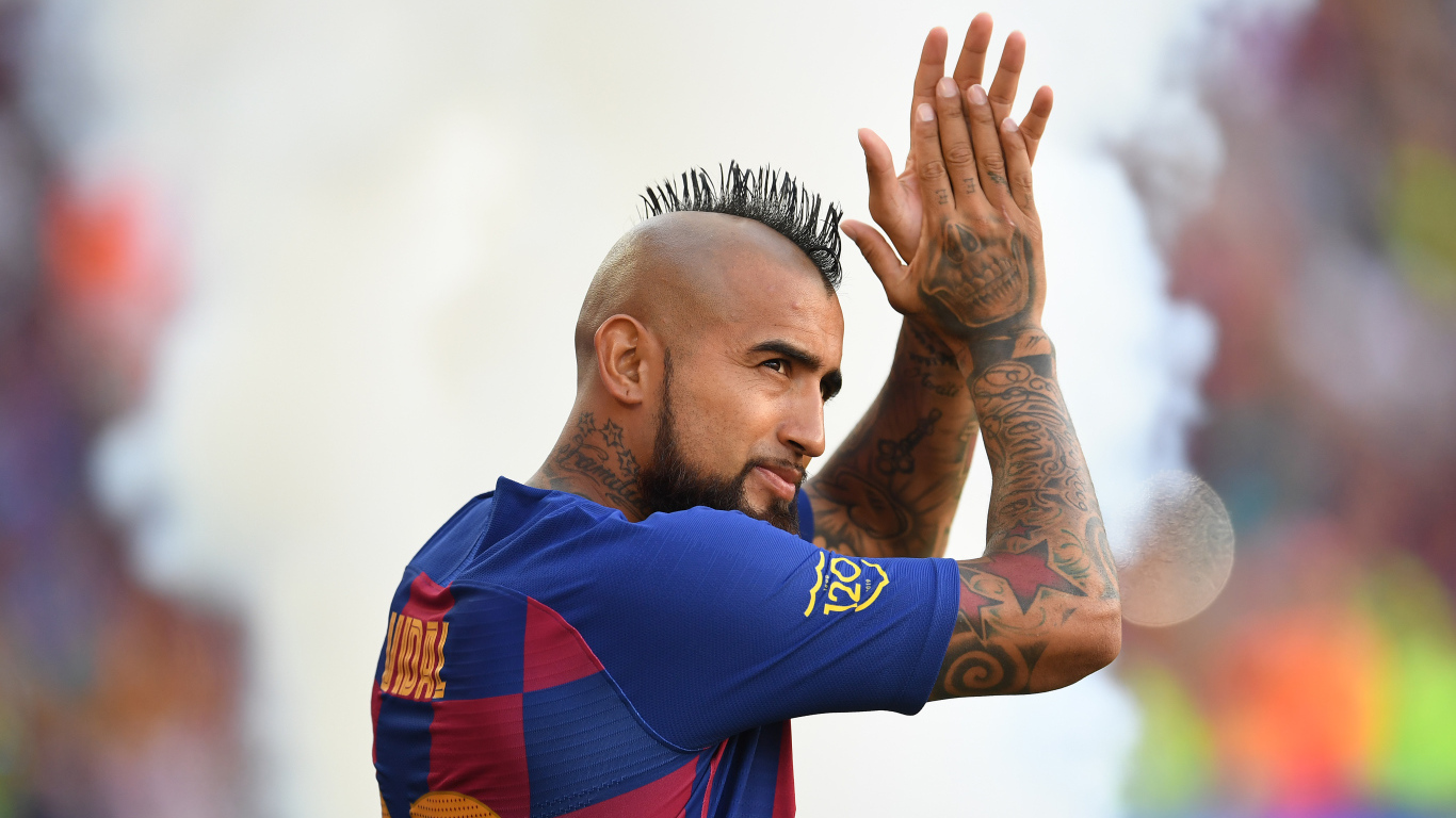 Чилийский футболист Артуро Видаль с татуировками на теле