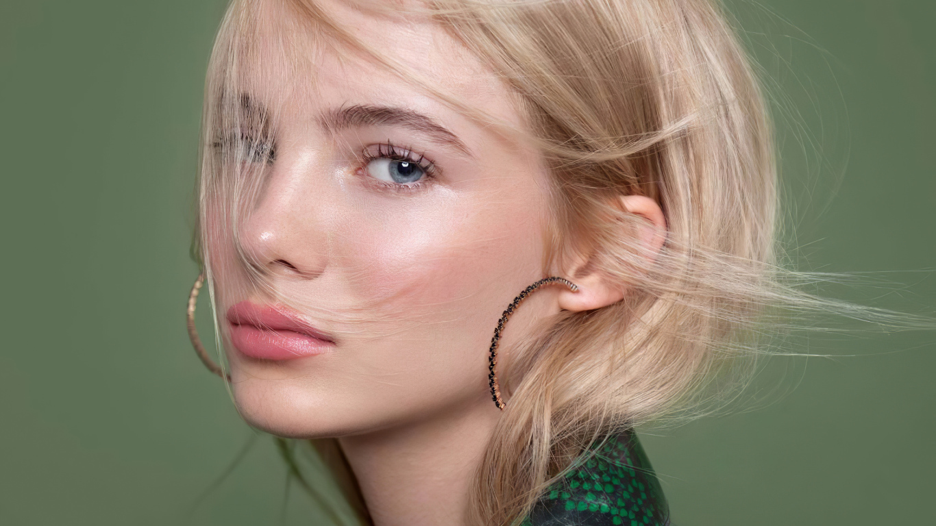 Английская актриса Фрейя Аллан лицо крупным планом