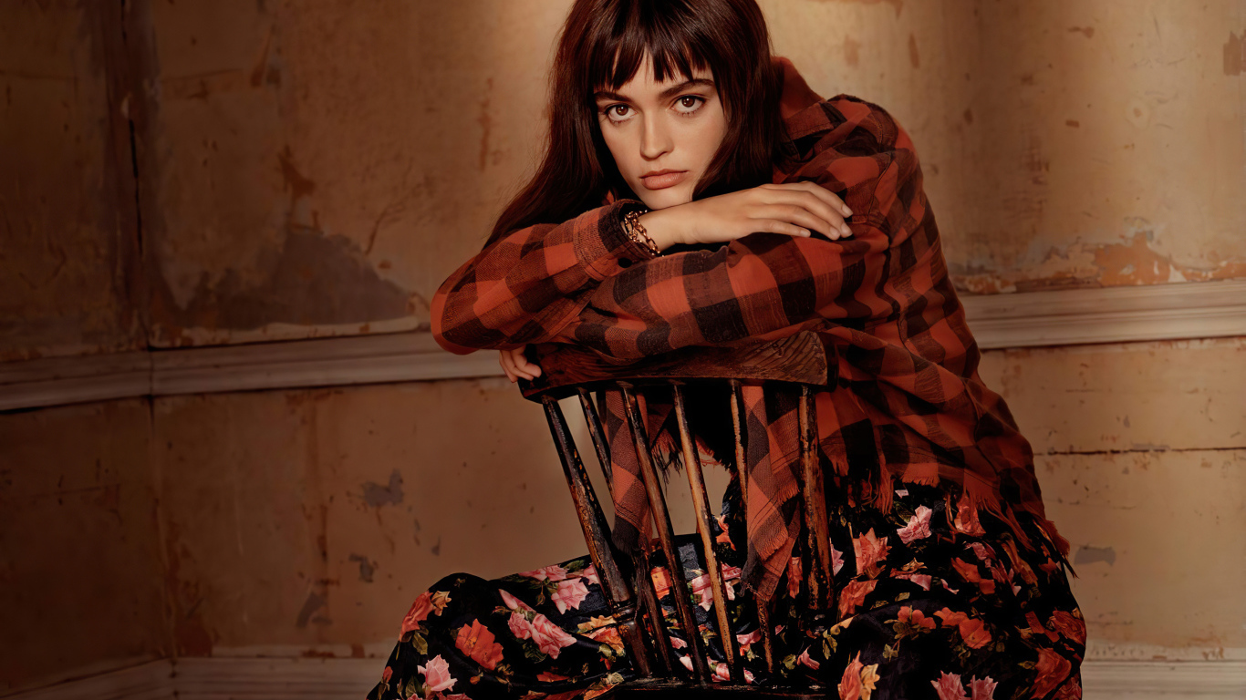 Французская актриса Эмма Макки сидит на стуле