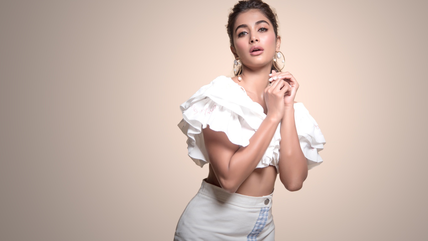 Индийская актриса Пуджа Хегде в белом костюме