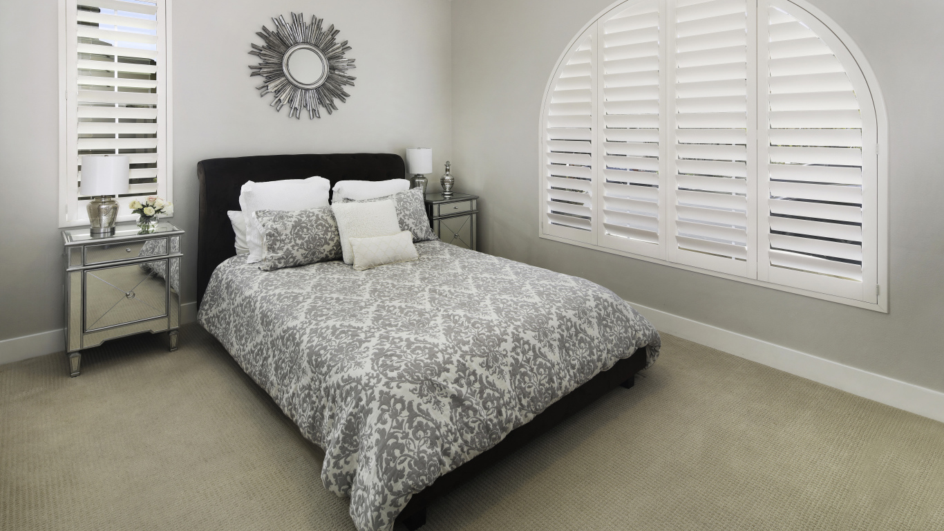 Большая спальня с кроватью и окном 