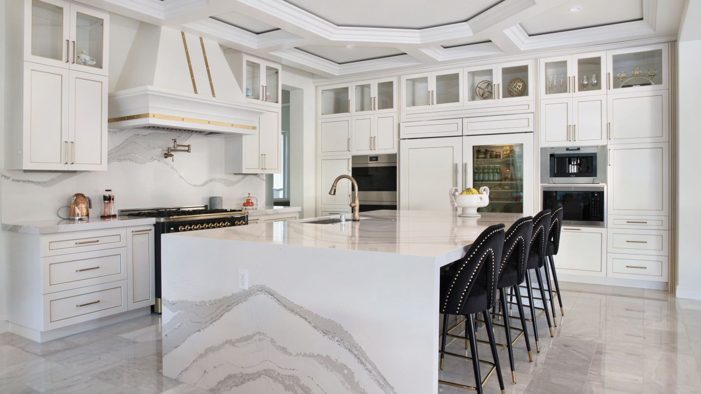 Большая спальня с черными кожаными стульями 