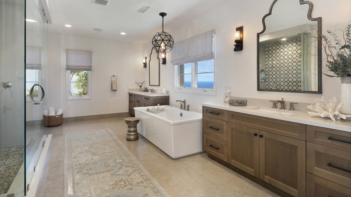 Большая светлая ванная комната 