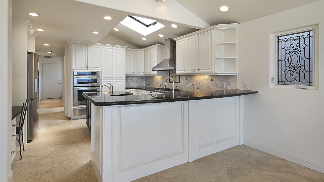 Большая светлая кухня в квартире 