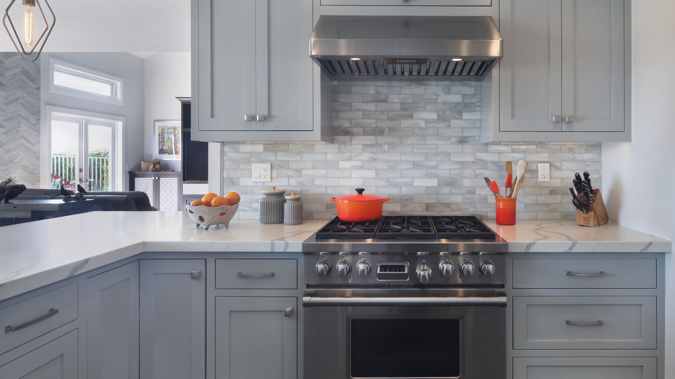 Большая газовая плита в серой кухне 