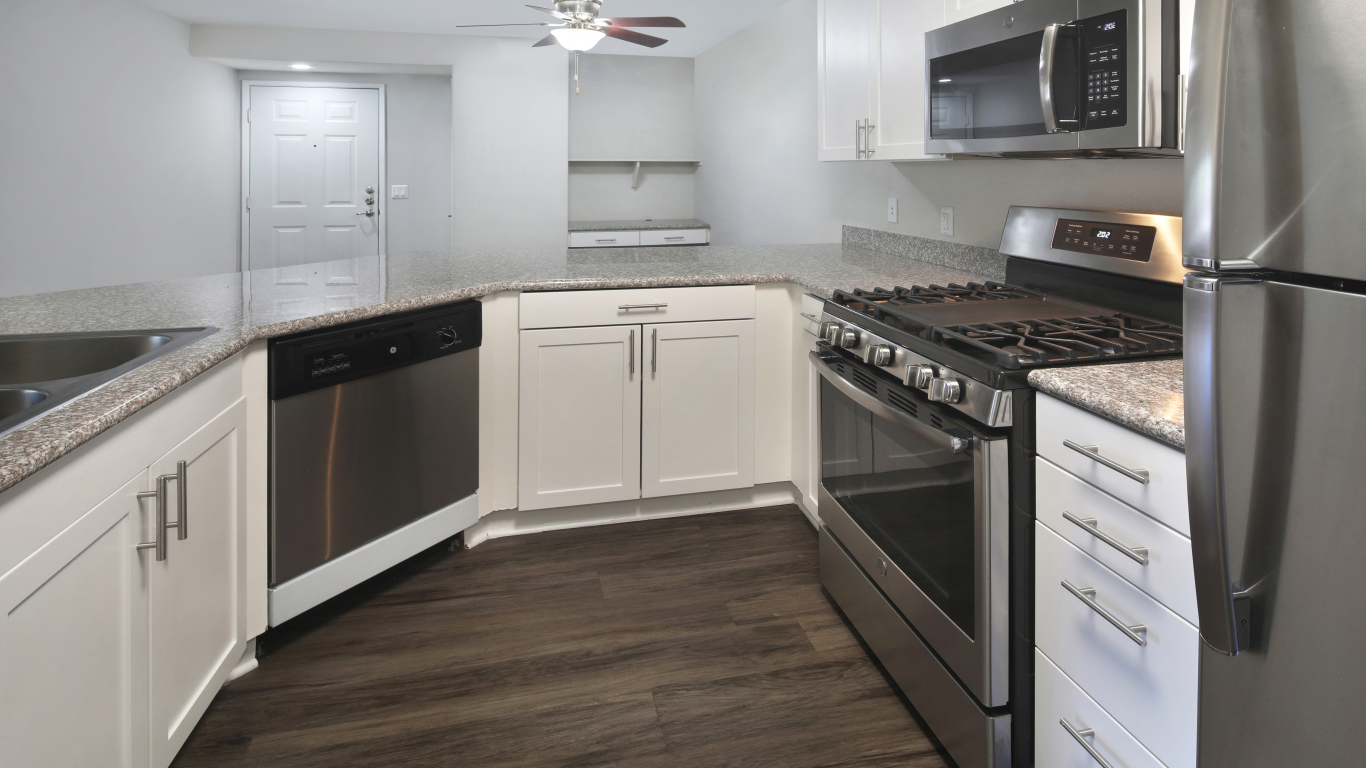 Большая кухня в серых тонах с большой плитой