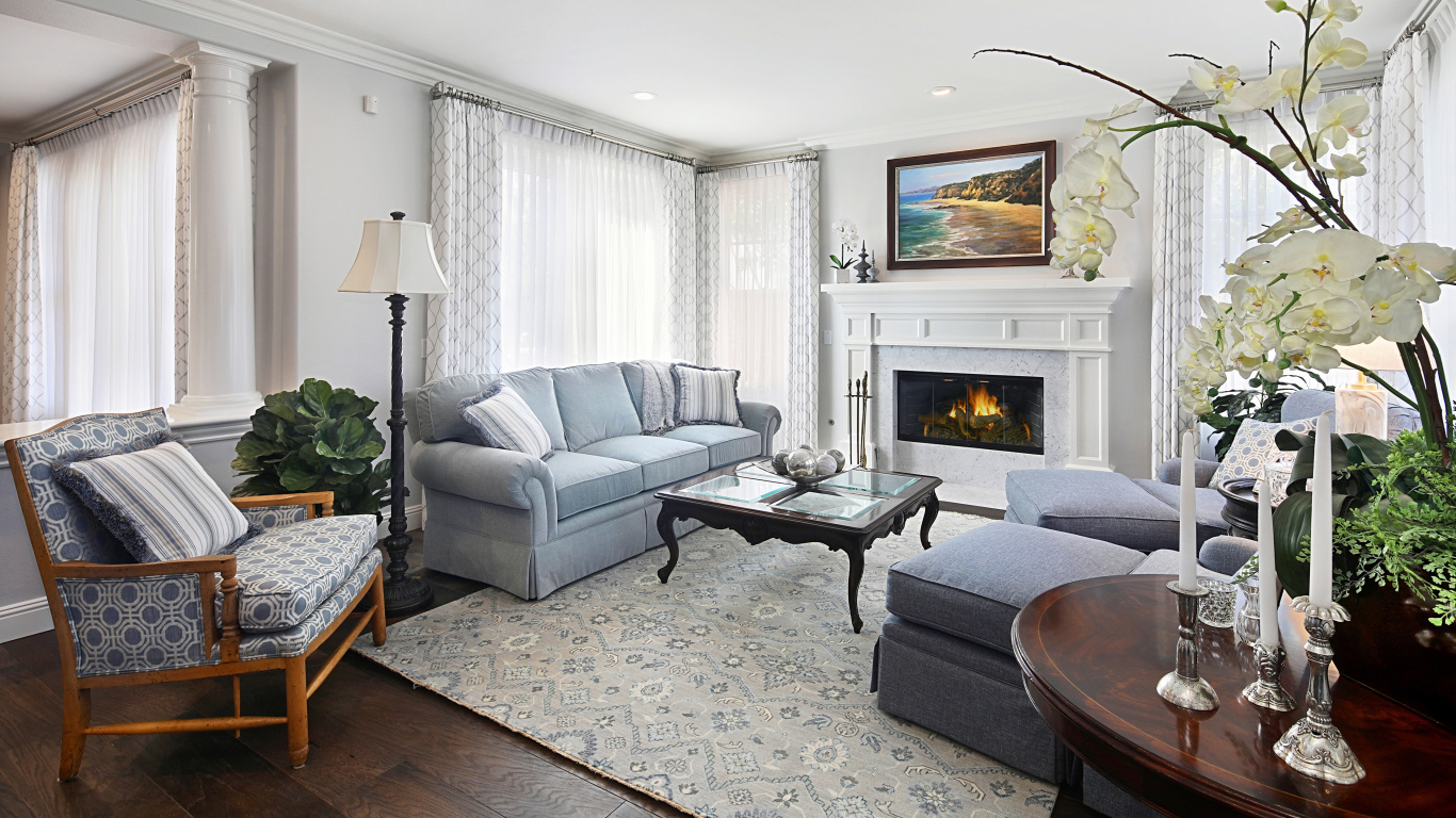 Большая гостиная комната с камином и живыми цветами