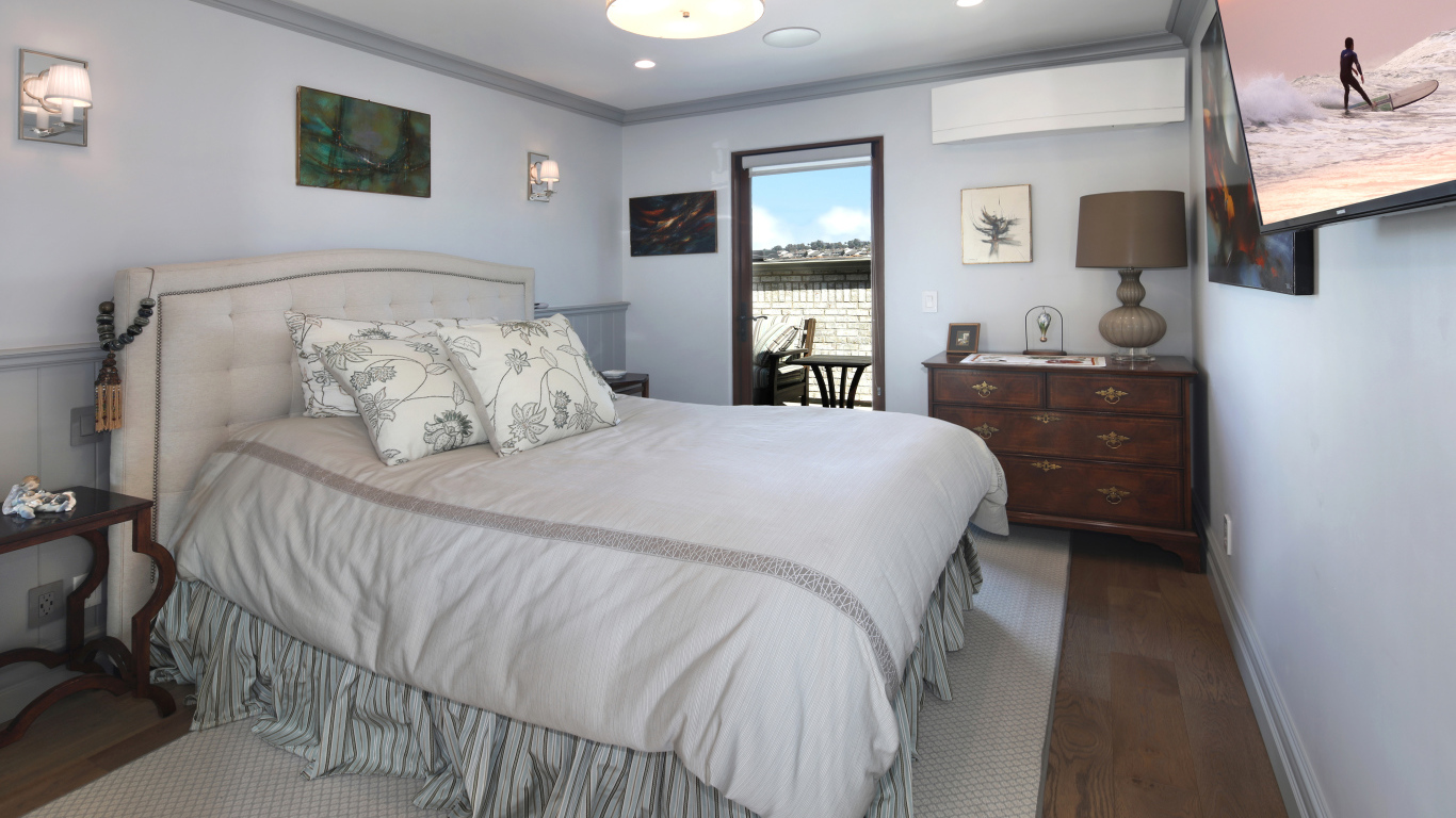 Большая мягкая кровать в спальной комнате