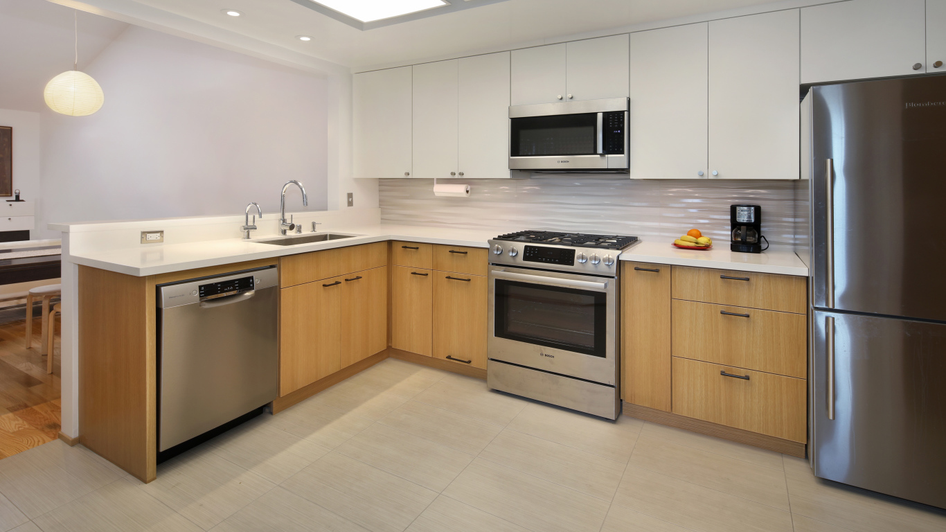 Большая просторная кухня с холодильником