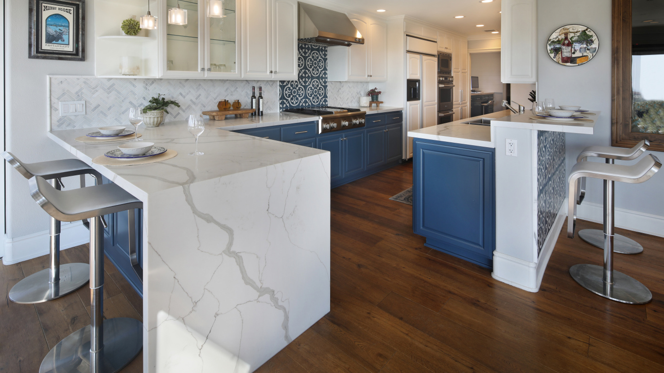 Большая стильная кухня с паркетным полом