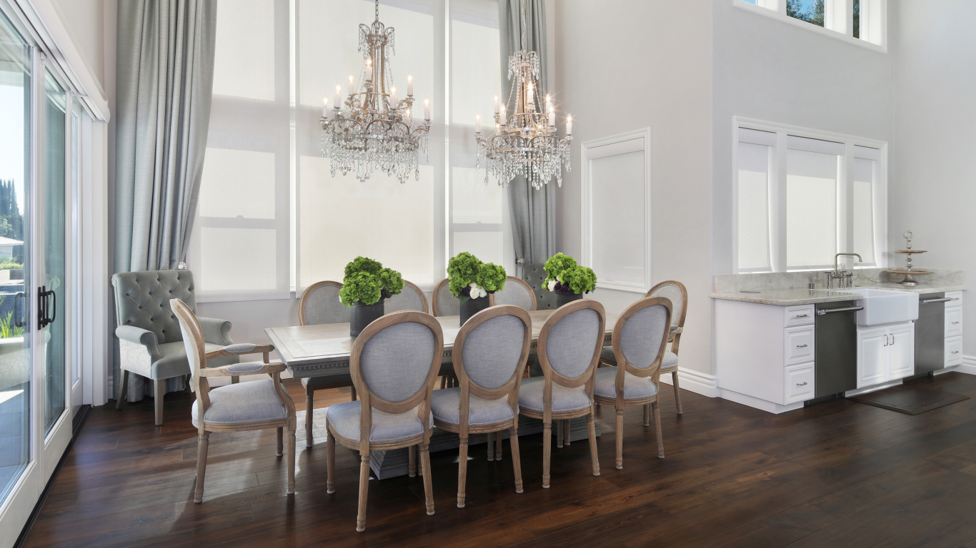 Большой стол в гостиной с красивыми люстрами