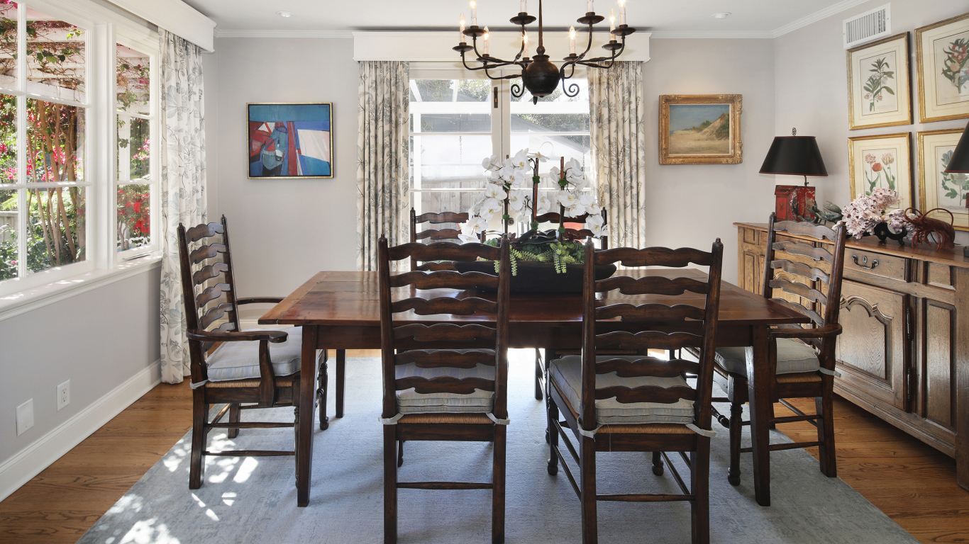 Большой деревянный стол в комнате с большими окнами