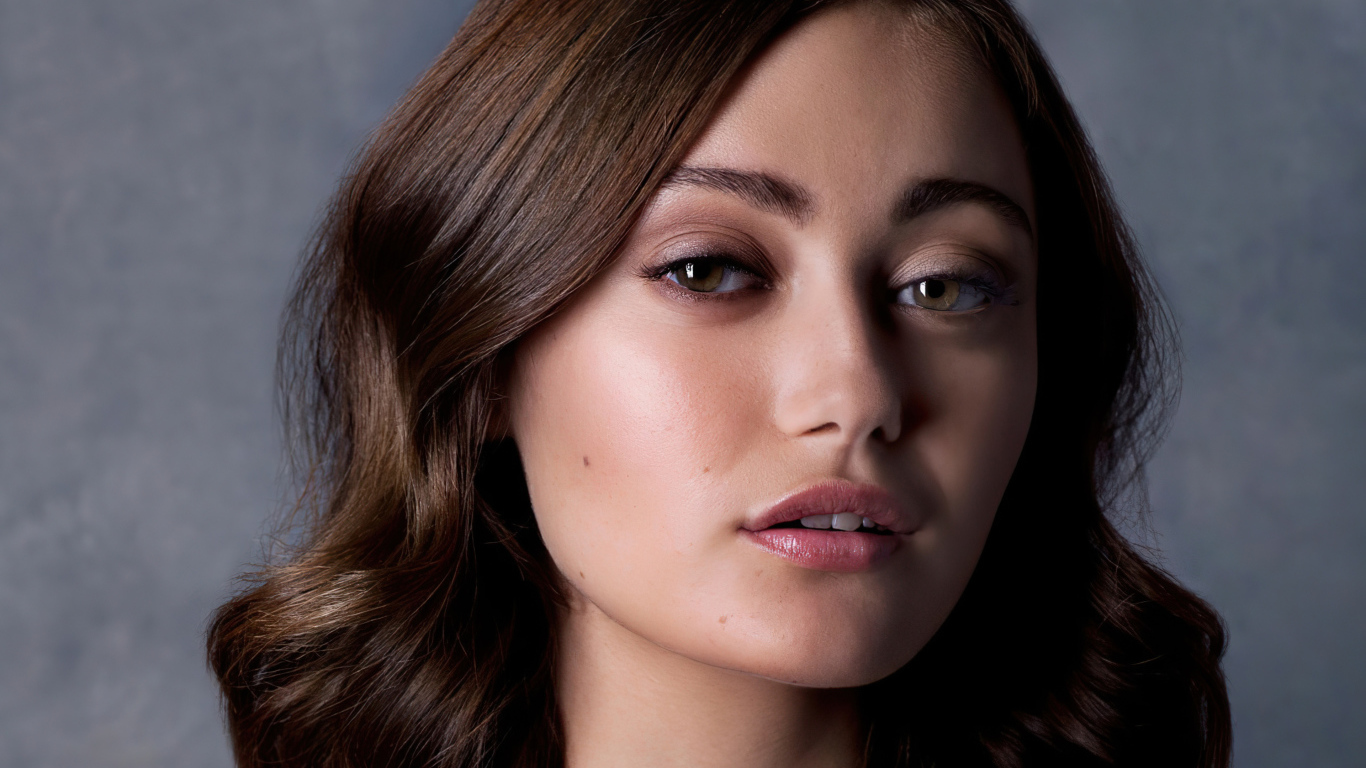 Милая девушка, британская актриса Элла Пернелл лицо крупным планом