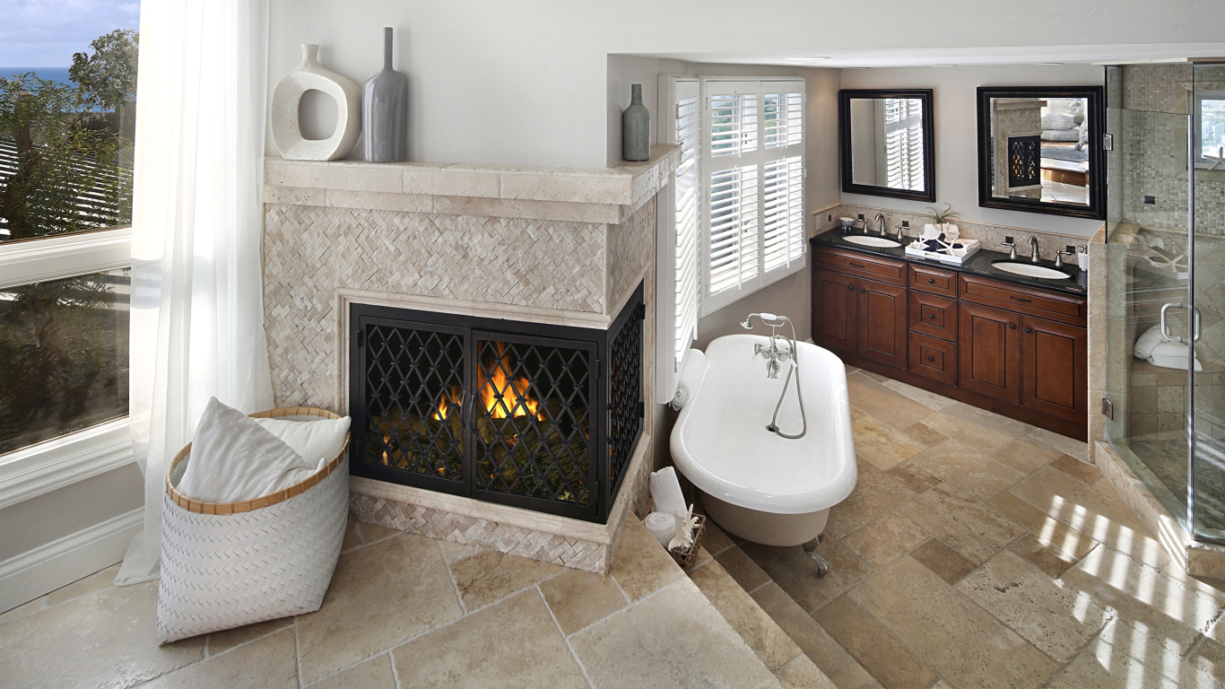 Современная квартира с просторной ванной и камином