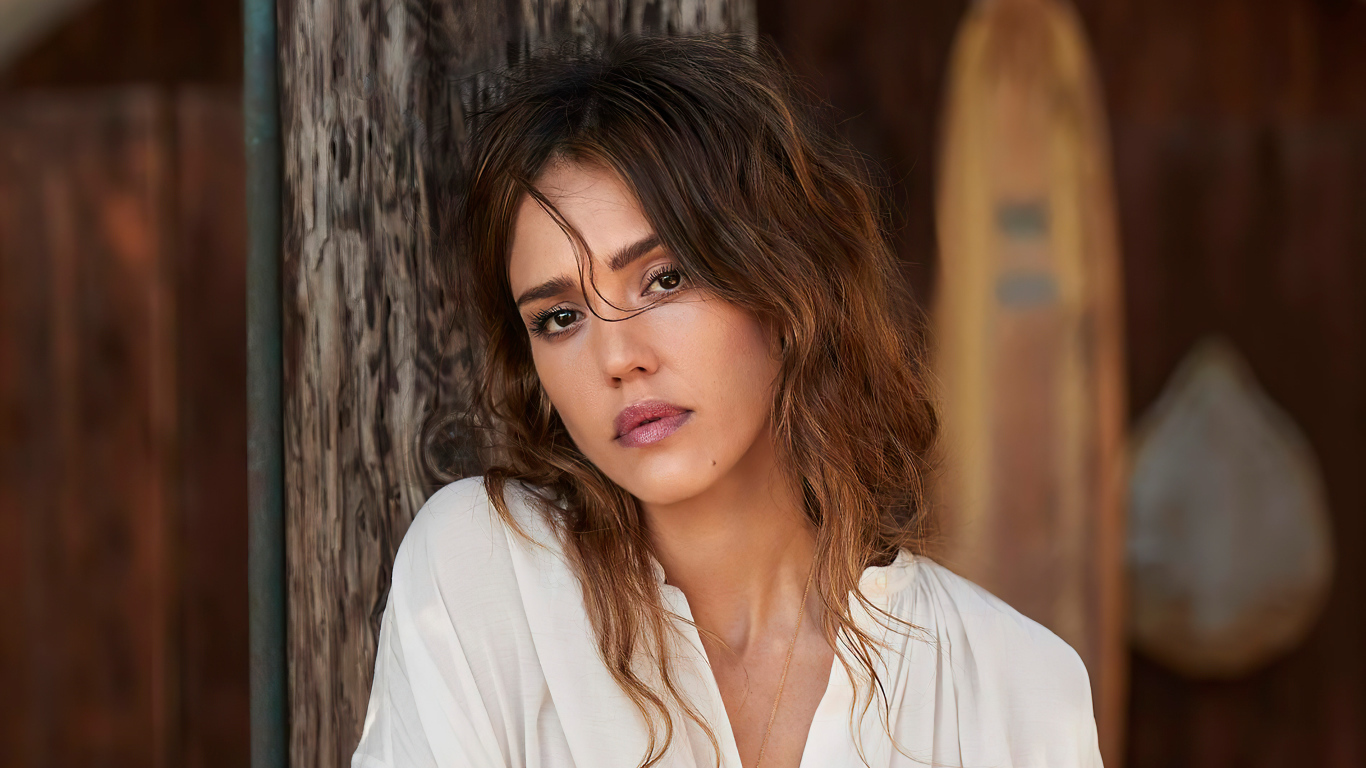 Грустная актриса Джессика Альба в белой рубашке 