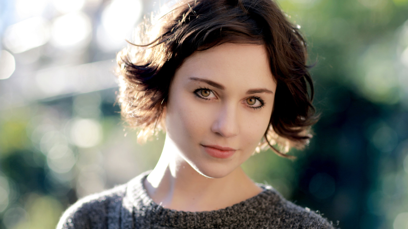 Актриса Таппенс Мидлтон с короткой стрижкой в свитере