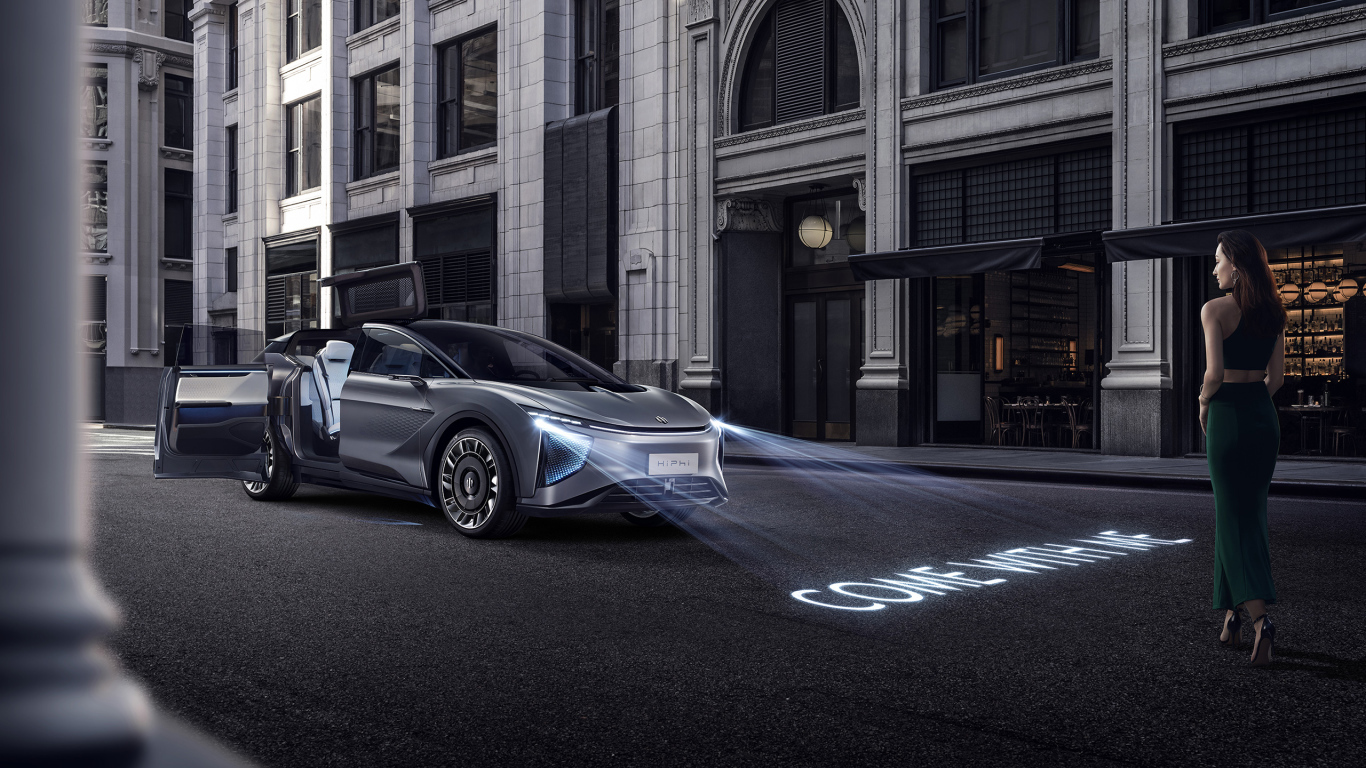 Серебристый электрокроссовер  HiPhi 1,  2020 года на улице города
