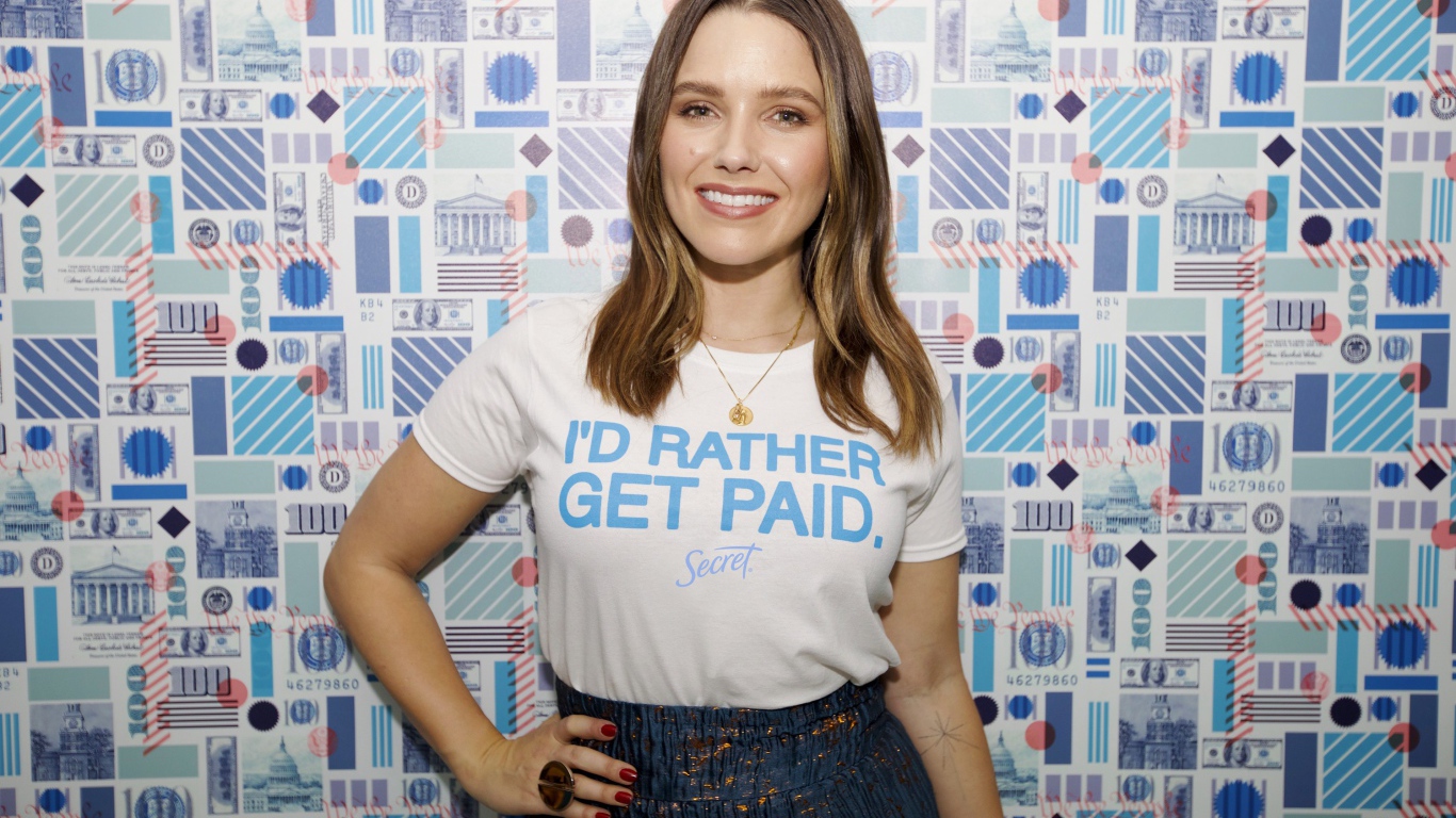 Улыбающаяся актриса София Буш у стены