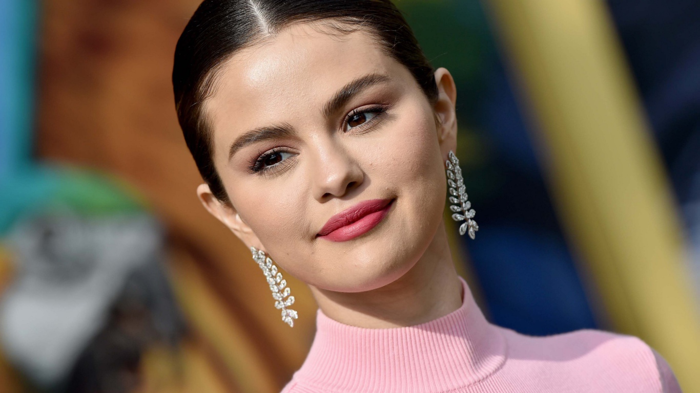 Улыбающаяся актриса и певица Селена Гомез с сережками в ушах