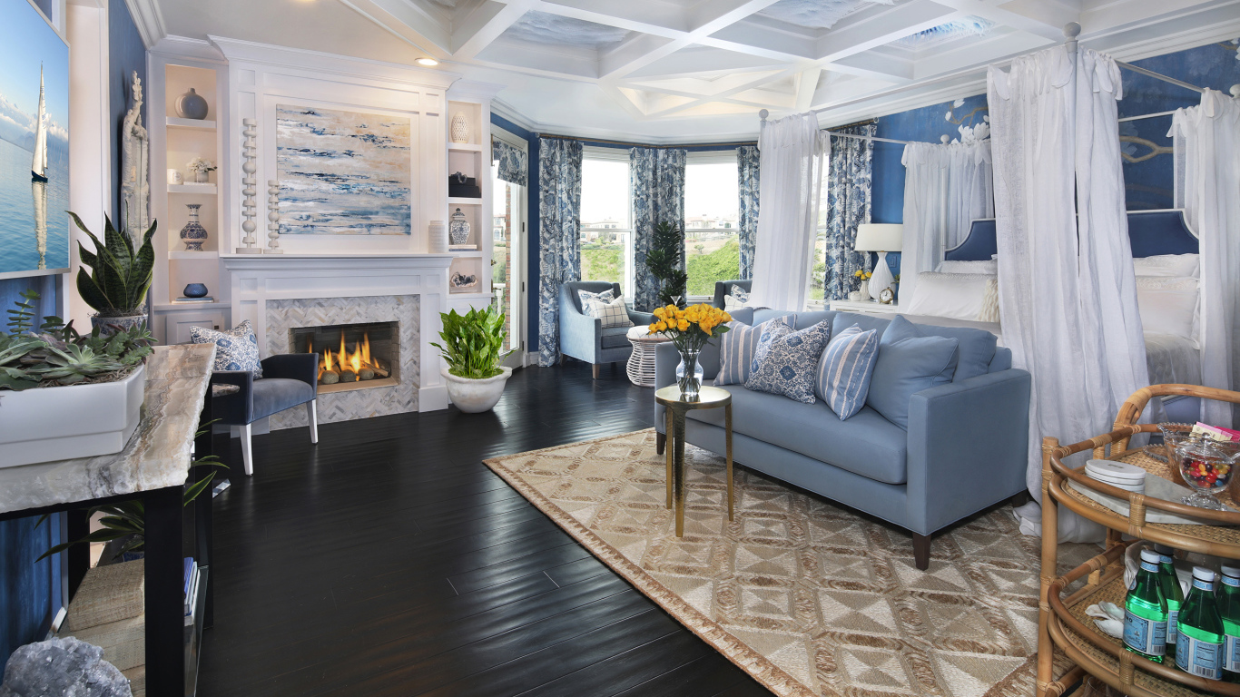 Просторная спальня с диваном и камином