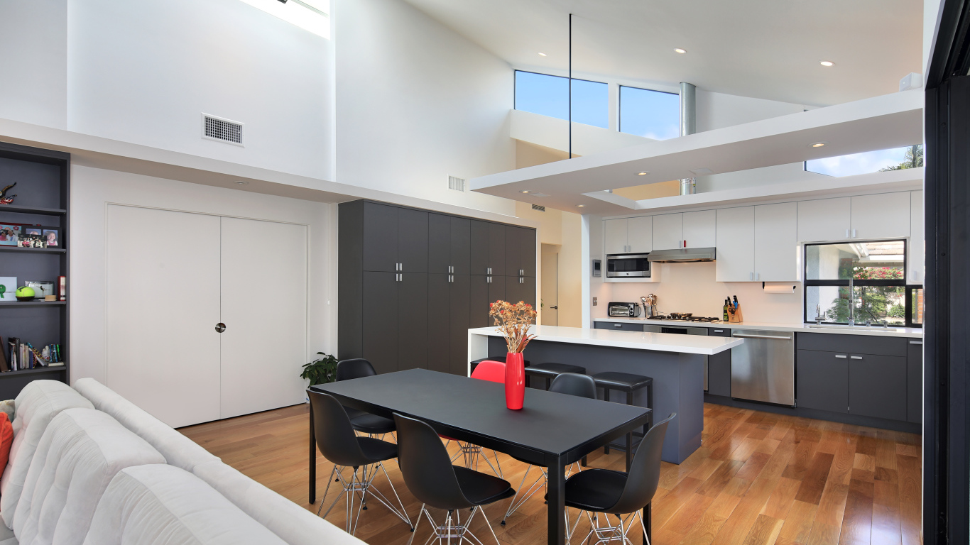 Просторная кухня в серо-белых тонах 