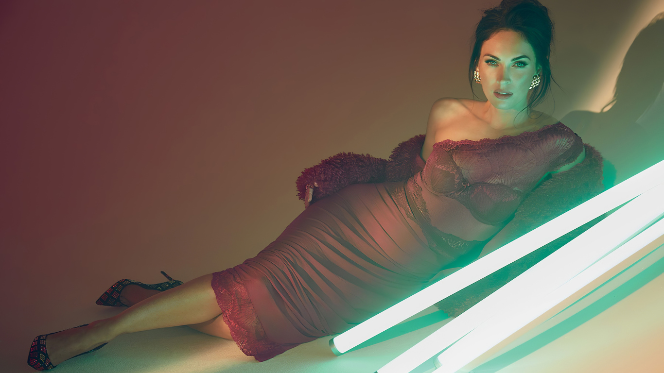 Эффектная актриса Меган Фокс  в красном платье