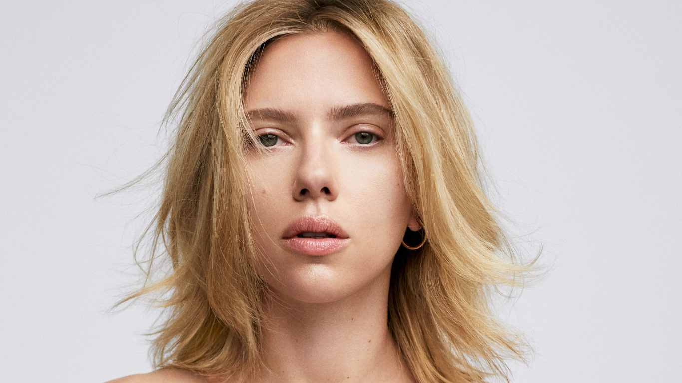 Настоящая девушка, актриса Скарлетт Йоханссон на сером фоне