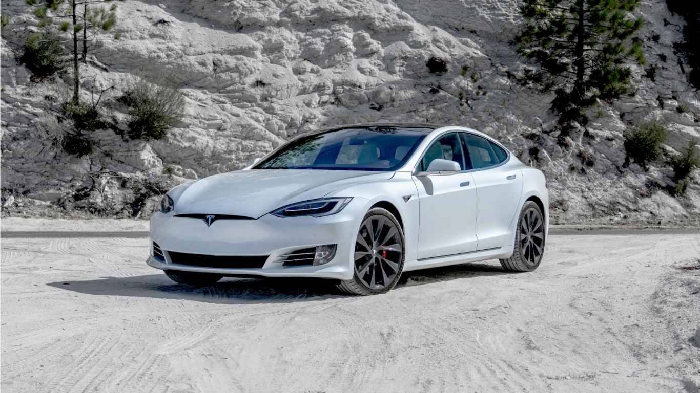 Белый автомобиль  Tesla Model S Performance, 2020 года в горах