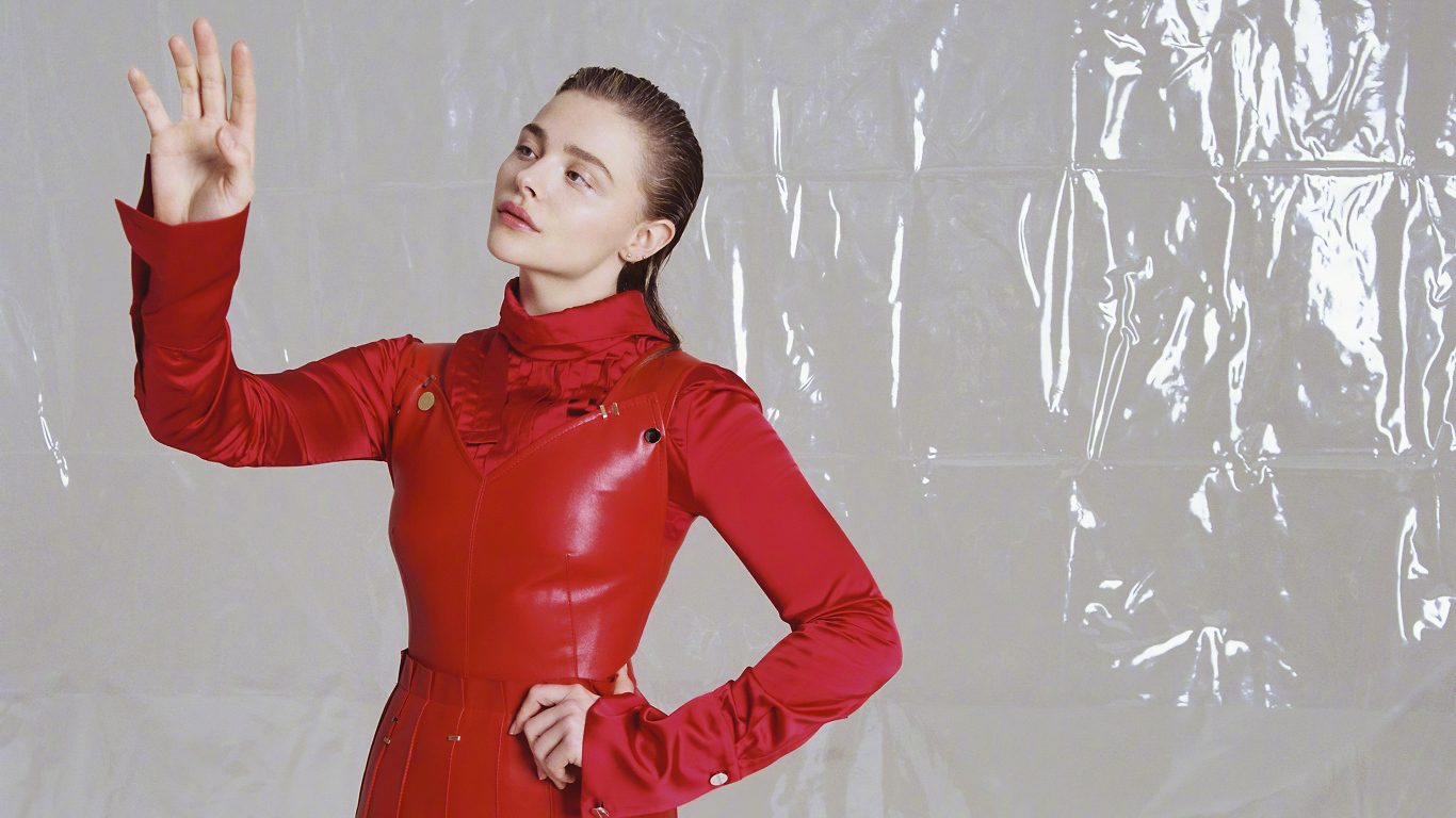 Молодая актриса Хлоя Грейс Морец в красном костюме