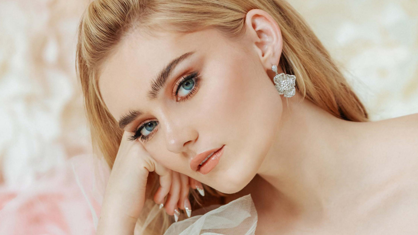 Молодая голубоглазая актриса Мэг Доннелли