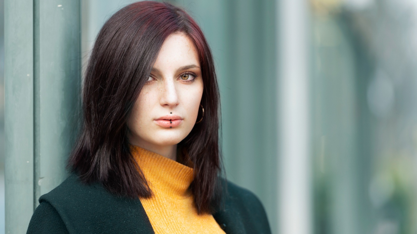 Молодая девушка с черным пирсингом на губах