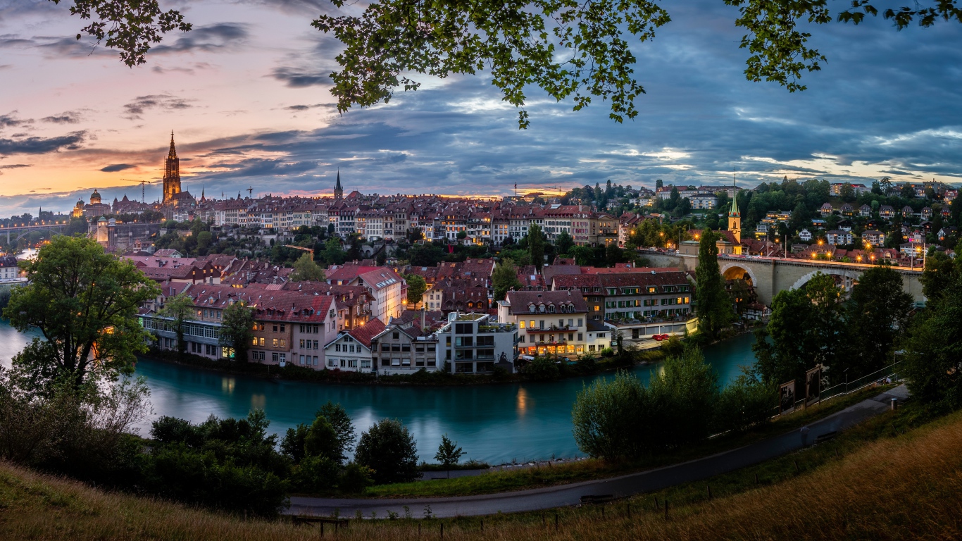 Красивый вид на город  Берн у реки, Швейцария 