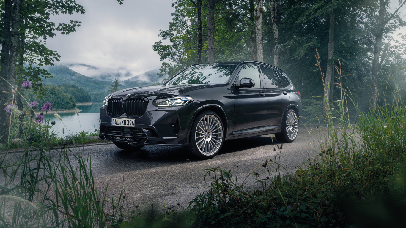 Черный внедорожник Alpina XD3 2021 года в лесу