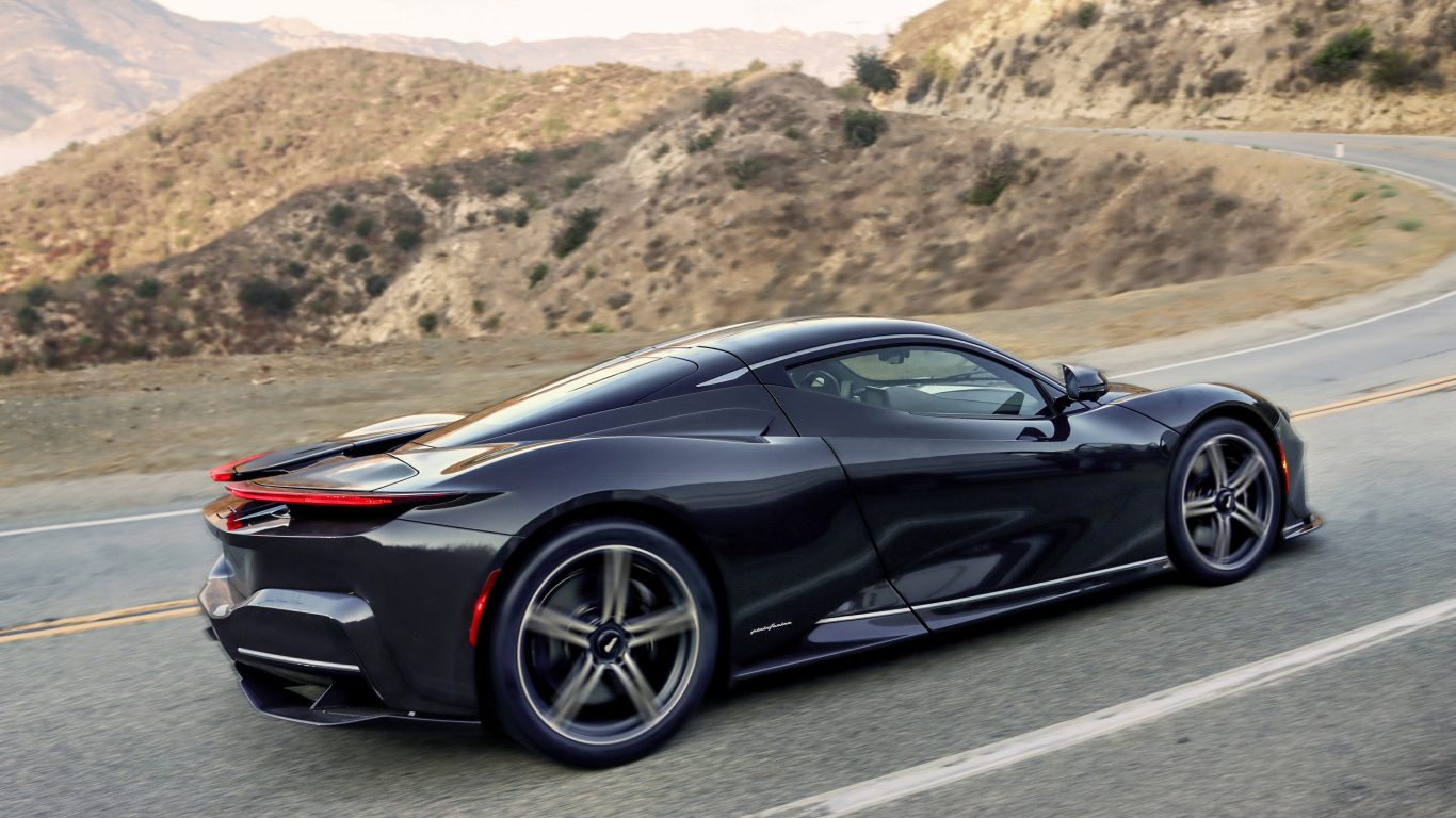 Черный Pininfarina Battista, 2022 года на трассе в горах