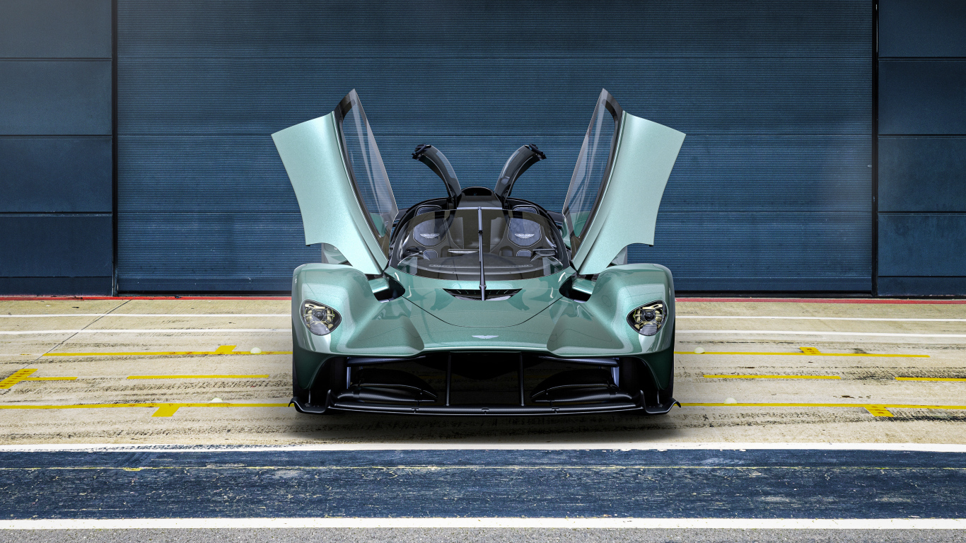 Автомобиль Aston Martin Valkyrie Spyder 2021 года с открытыми дверями