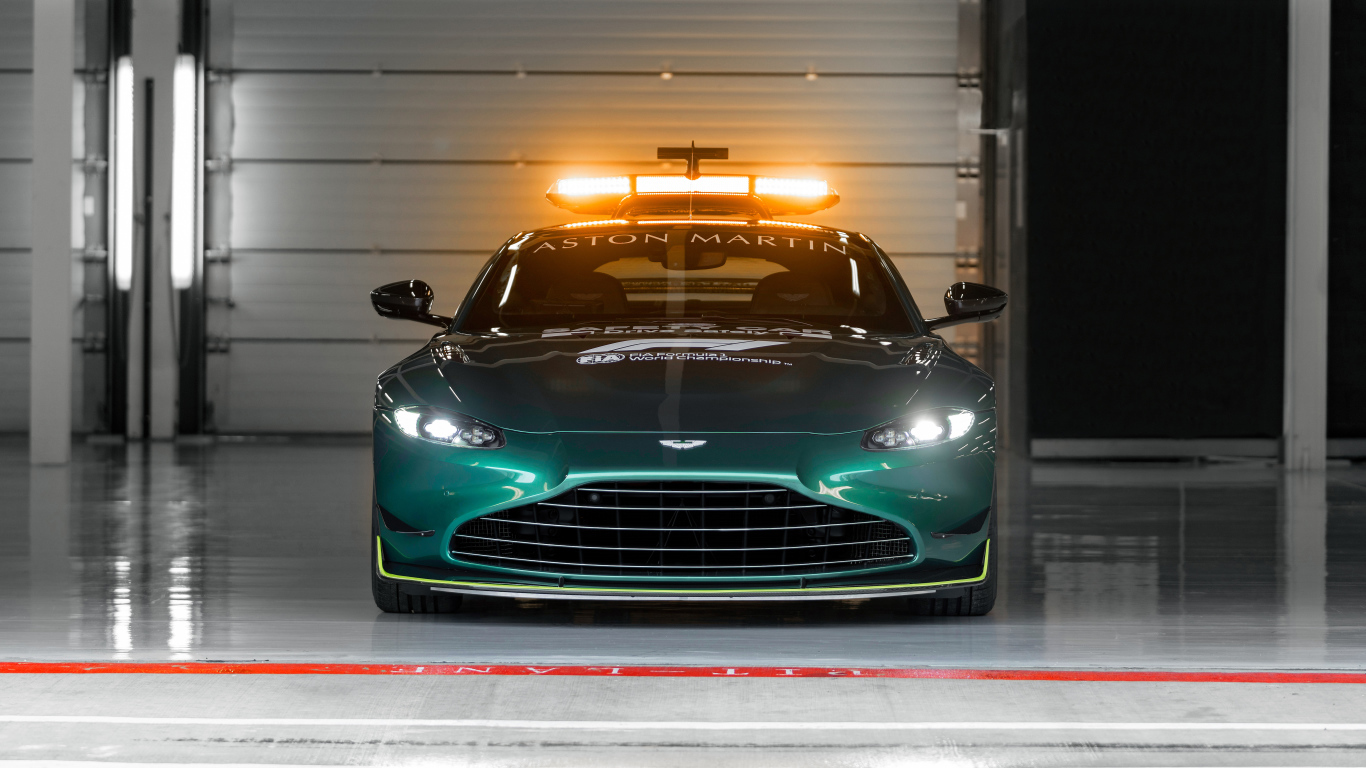 Автомобиль Aston Martin Vantage F1 Safety Car 2021 года в гараже