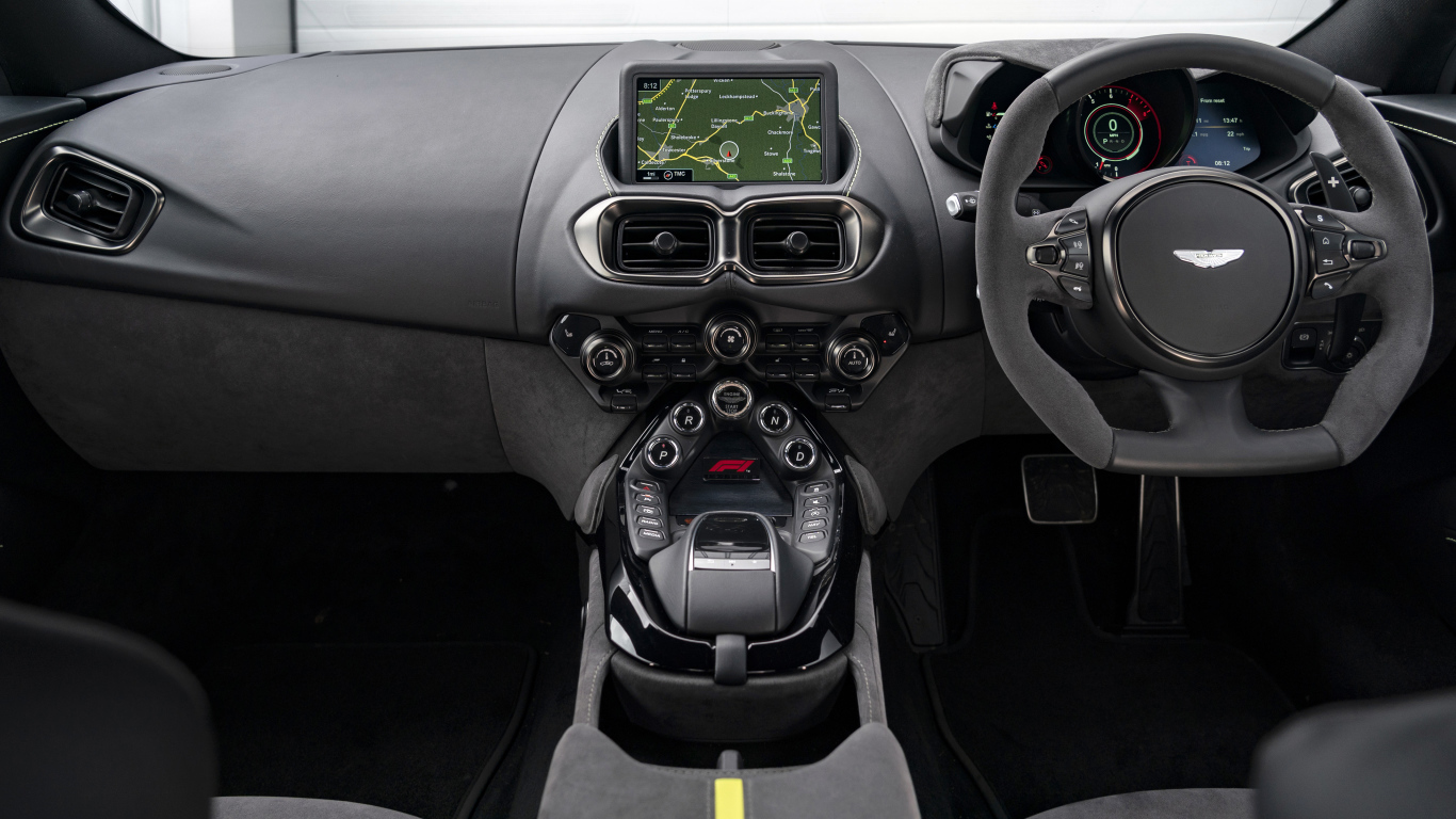 Дорогой черный салон автомобиля Aston Martin Vantage F1 Edition 2021 года